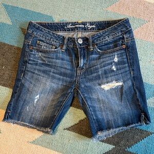 American Eagle 00 Dark Wash Distressed Raw Hem Denim Shorts